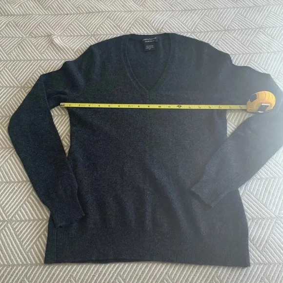Lord & Taylor charcoal Gray cashmere V-neck sweater - Picture 4 of 7